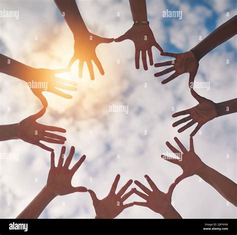 Many Hands Circle Hi Res Stock Photography And Images Alamy