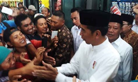 Di Lamongan Jokowi Dan Ibu Negara Borong Cabai Hingga Telur Asin