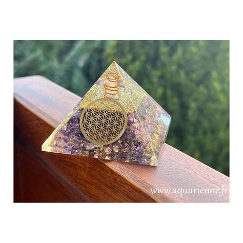 Pyramide Orgonite Améthyste avec Fleur de Vie 7 cm Aquarienne fr