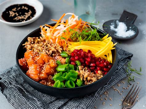 Fristende Poke Bowl Med Laks Mango Og Granateple Med Video