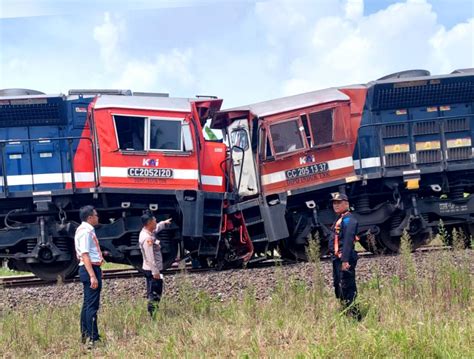 Dua Kereta Api Batu Bara Terjadi Tabrakan Di Stasiun Rengas Bumione