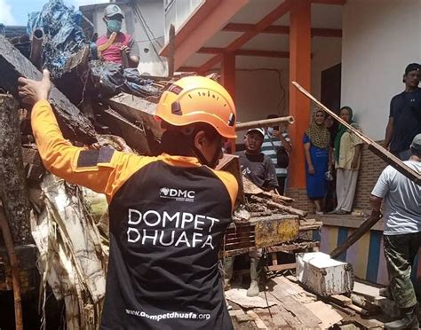 Dmc Dd Siagakan Ambulan Dan Distribusi Logistik Bagi Penyintas Banjir