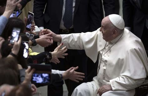 Le pape François va être opéré durgence pour un risque docclusion