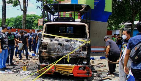 Foto Bangkai Mobil Terbakar Jadi Saksi Bisu Tragedi Mengerikan Di