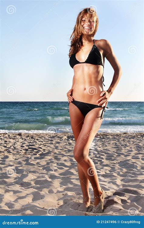 Junge Frau Im Schwarzen Bikini Auf Himmelhintergrund Stockfoto Bild