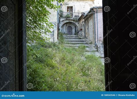 Pequena Aldeia Abandonada Vista De Uma Igreja Antiga Foto De Stock