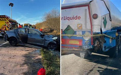 A65 En Béarn Une Voiture Percute Un Camion Transportant Des Matières