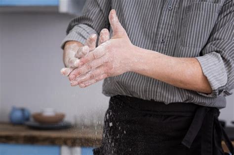 Un Hombre Hornea Harina De Pan En Sus Manos Foto Premium