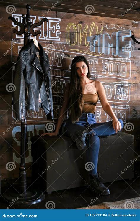 Brunette In Een Wilde Het Westenbar Stock Foto Image Of Leer Staaf