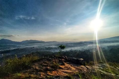 Lokasi Dan Rute Menuju Gunung Batu Tanjungsari Di Sumedang Tenang