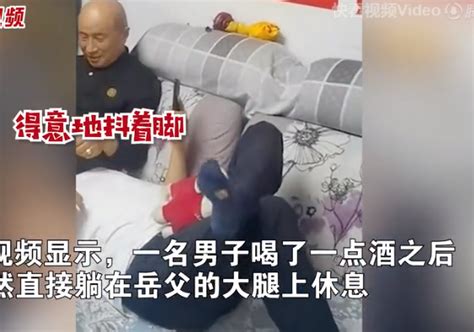 男子酒后躺在岳父腿上疯狂撒娇，家庭地位直线飙升，岳母笑得合不拢嘴