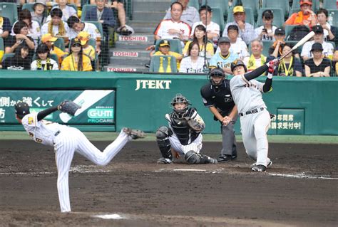 5回2死二塁、岡本は30号2ランを放つ（投手・小野）＝撮影・大森 寛明 ― スポニチ Sponichi Annex 野球