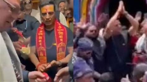 Akshay Kumar Offers Prayers At Kedarnath Temple Greets Fans With