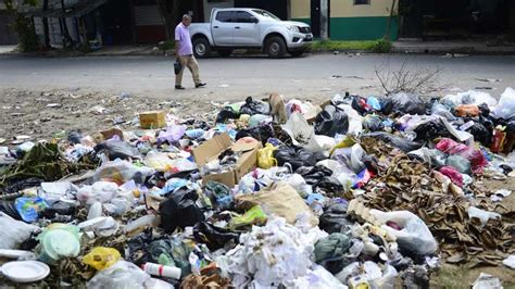 Monta As De Basura A La Espera De Ser Recolectadas En Apopa Y Mejicanos