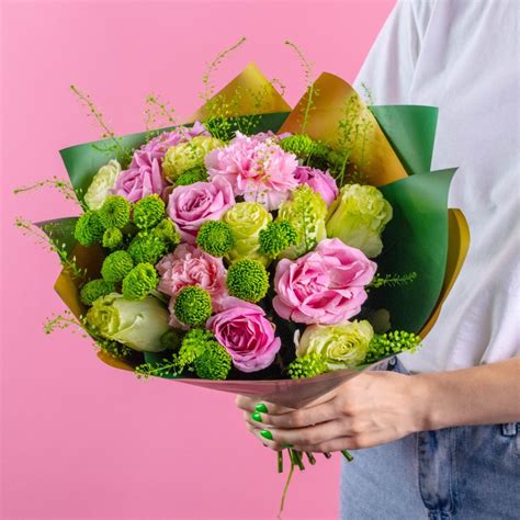 Розы разных цветов и зеленые хризантемы купить с доставкой по цене 3991 ...