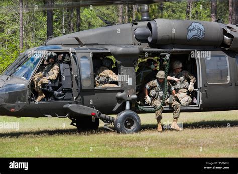 Los Rangers del ejército estadounidense fast rope desde un helicóptero