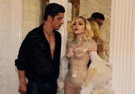 Madonna Sube Al Actor Alberto Guerra Durante Su Concierto En Cdmx