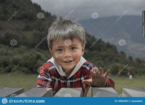 Menino Que Joga Em Um Parque Imagem De Stock Imagem De Lifestyle