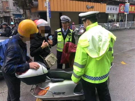 交警正能量 老人騎車摔倒 交警及時救助 伊人小築