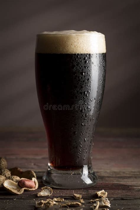 Cerveja Escura Fria Foto De Stock Imagem De Bolhas Vidro 98072302