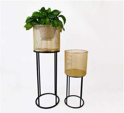 Кашпо для цветов из металла на подставке в золоте, набор из 2 шт, цена ...