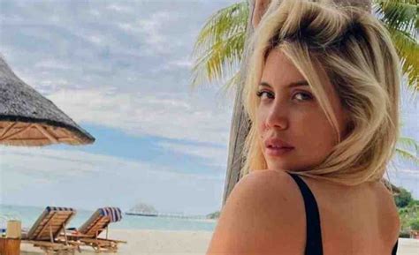 Wanda Nara Hot A Bordo Piscina Costume Attillato Fisico Da Urlo La