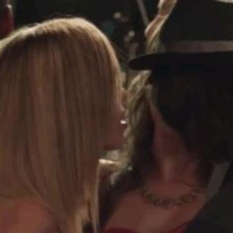 Sarah Hyland Lesbian Kiss In Slow Mo Porn D XHamster XHamster