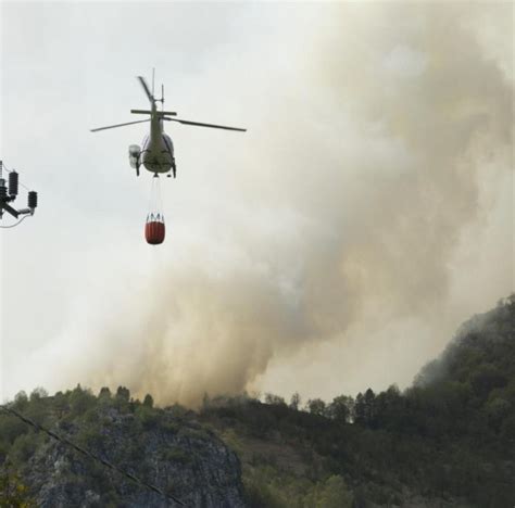 Incendi 2 Canadair E 3 Elicotteri In Azione Per Roghi Sul Carso