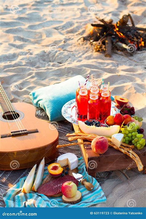 Picknick Op Het Strand Bij Zonsondergang In De Bohostijl Stock