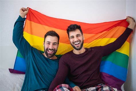Gay Hombres Pareja Tener Tierno Momento Juntos En Casa Homosexual