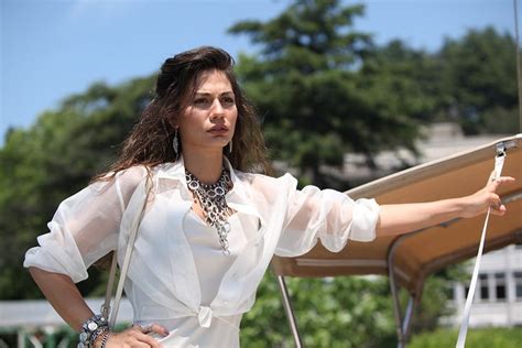 Demet Özdemir Erkenci Kush Episode 1 43 2019 Beautiful women faces