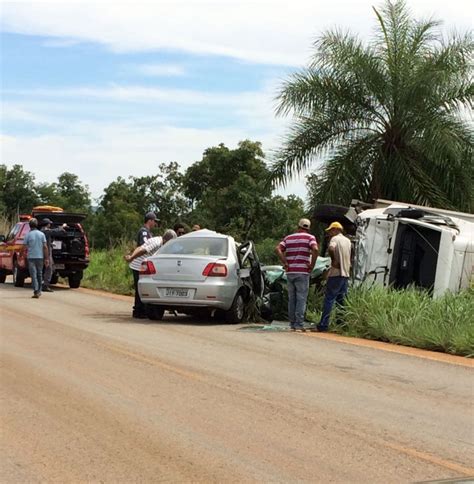 Batida frontal entre Carro e Caminhão deixa três pessoas mortas na MG