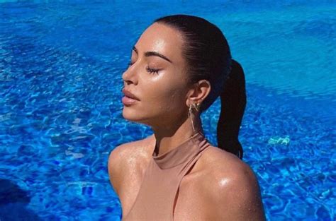 Kim Kardashian Se Convierte En La Chica Del Bikini Azul Con Ba Ador De Dos Piezas