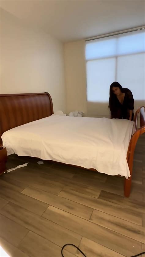 Latina Ordenando Habitacion