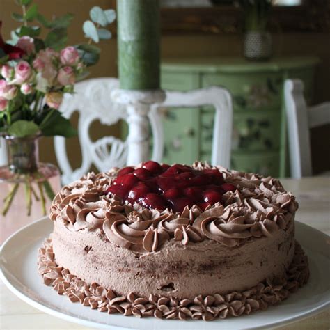 Schokoladen Sahne Torte mit Kirschen Herzstück