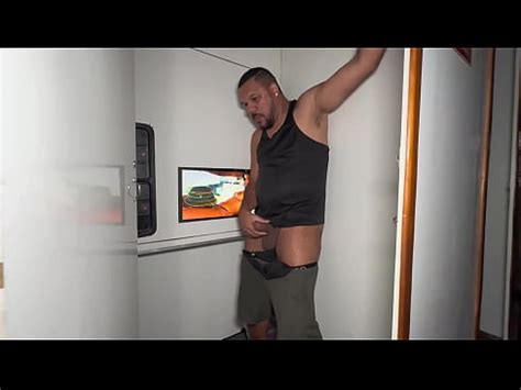 Grande punho e sem sela nas cabines cinemão gay do centro da cidade FULL RED XVIDEOS