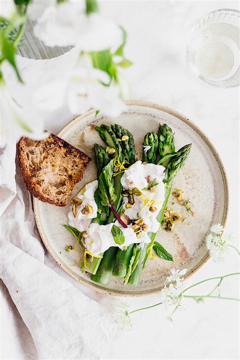 Gr Ner Spargel Mit Burrata Pistazien Bilder Kaufen