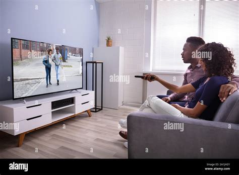 Familia Viendo Tv En Casa Fotos E Im Genes De Stock Alamy