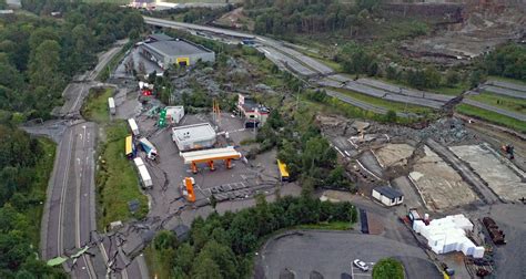 Une Autoroute S Effondre Sur Plus De M Tres