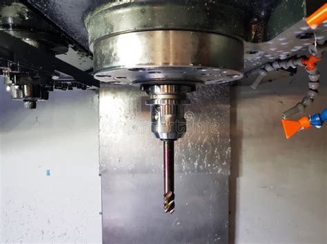 Máquina De Trituração No Processo Metalúrgico Metal Industrial Do CNC