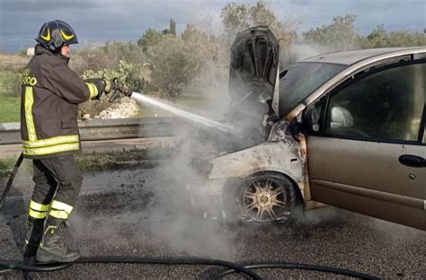 Paura Sulla Statale 16 Nel Salento In Fiamme Un Auto In Transito