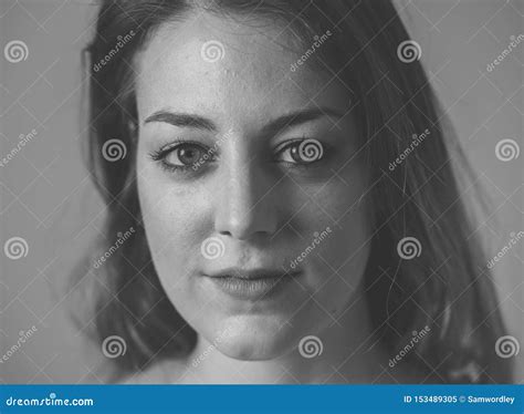 Expresiones Y Emociones Humanas Retrato De La Mujer Atractiva Joven Con