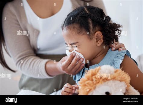 La mère nettoie le nez de l enfant malade avec des tissus jouant avec