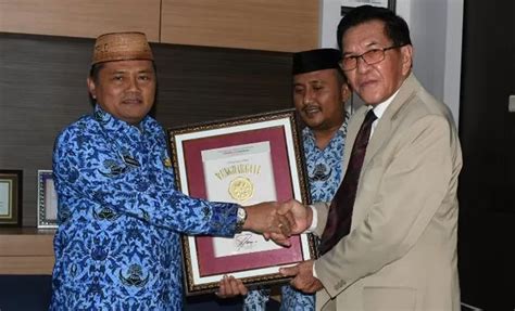 Kadis PUPR Provinsi Gorontalo Handoyo Sugiharto Terima Penghargaan Ini