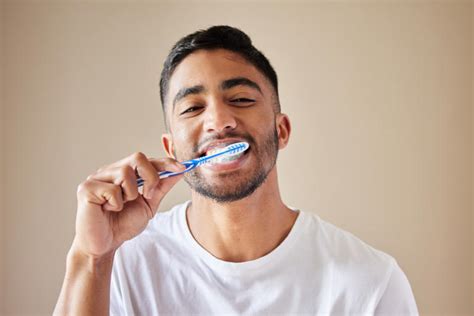 Im A Dentist — Heres The Truth About Rinsing After Brushing Your Teeth