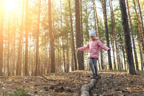 La Jeune Fille Du Caucase Ludique Gay Adorable Mignonne Scolaires Aiment S amuser En Marchant à