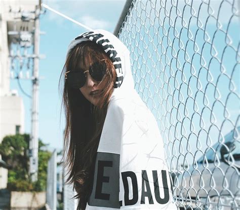 Mặc kệ các loại áo trendy khác cứ thu sang là áo hoodie vẫn cứ hot như thường