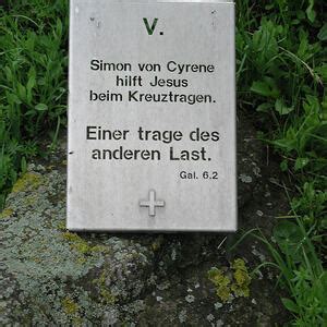 V Station Simon Von Cyrene Hilft Jesus Das Kreuz Tragen