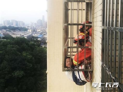 惊险！女童头卡防护窗身体悬空，长沙“火焰蓝”紧急救援腾讯新闻