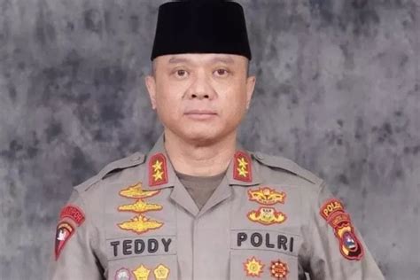 Ini Profil Lengkap Teddy Minahasa Dan Karirnya Tak Sampai Seminggu